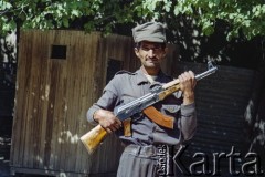 1992, Kabul, prowincja Kabul, Afganistan.
Wojskowy z karabinem przy budce wartowniczej.
Fot. Irena Jarosińska, zbiory Ośrodka KARTA