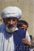 1992, Kabul, prowincja Kabul, Afganistan.
Portret mężczyzny w tradycyjnym stroju - turbanie zwanym longi, koszuli z długim rękawem i założonej na niej kamizelce.
Fot. Irena Jarosińska, zbiory Ośrodka KARTA