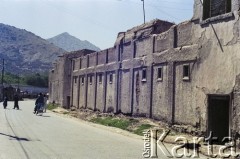 1992, Kabul, prowincja Kabul, Afganistan.
Budynek przy jednej z ulic. 
Fot. Irena Jarosińska, zbiory Ośrodka KARTA