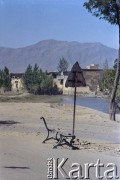 1992, Kabul, prowincja Kabul, Afganistan.
Zniszczona ławka i znak drogowy nad rzeką Kabul.
Fot. Irena Jarosińska, zbiory Ośrodka KARTA