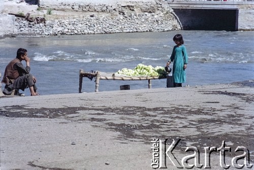 1992, Kabul, prowincja Kabul, Afganistan.
Dziewczynka sprzedaje kalafiory na stoisku nad brzegiem rzeki Kabul. 
Fot. Irena Jarosińska, zbiory Ośrodka KARTA