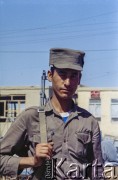 1992, Kabul, prowincja Kabul, Afganistan.
Wojskowy pełniący patrol na ulicy.
Fot. Irena Jarosińska, zbiory Ośrodka KARTA