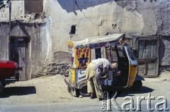 1992, Kabul, prowincja Kabul, Afganistan.
Kierowca przy swojej kolorowo udekorowanej motorykszy pełniącej funkcję taksówki. 
Fot. Irena Jarosińska, zbiory Ośrodka KARTA