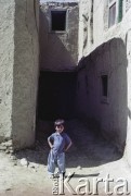 1992, Kabul, prowincja Kabul, Afganistan.
Mały chłopiec przed domem.
Fot. Irena Jarosińska, zbiory Ośrodka KARTA