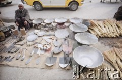 1992, Kabul, prowincja Kabul, Afganistan.
Handel uliczny. Mężczyzna sprzedaje wyroby metalowe i szczotki.
Fot. Irena Jarosińska, zbiory Ośrodka KARTA