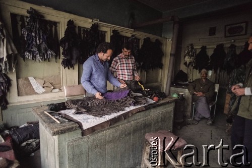 1992, Kabul, prowincja Kabul, Afganistan.
W warsztacie garbarskim mężczyźni mierzą kawałki skór.
Fot. Irena Jarosińska, zbiory Ośrodka KARTA
