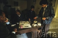 1992, Kabul, prowincja Kabul, Afganistan.
Mężczyźni wymieniają walutę.
Fot. Irena Jarosińska, zbiory Ośrodka KARTA