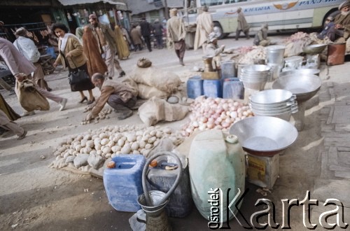 1992, Kabul, prowincja Kabul, Afganistan.
Sprzedawcy i kupujący na ulicznym targu pośród stoisk z warzywami.
Fot. Irena Jarosińska, zbiory Ośrodka KARTA