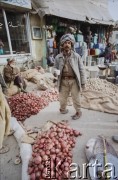 1992, Kabul, prowincja Kabul, Afganistan.
Na targu. Sprzedawca cebuli przy swoim asortymencie. 
Fot. Irena Jarosińska, zbiory Ośrodka KARTA