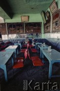 1992, Kabul, prowincja Kabul, Afganistan.
Restauracja. Ściany lokalu udekorowane kobiercami oraz grafikami z wersetami Koranu.
Fot. Irena Jarosińska, zbiory Ośrodka KARTA