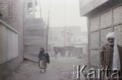 1992, Kabul, prowincja Kabul, Afganistan.
Przechodnie na jednej z uliczek miasta.
Fot. Irena Jarosińska, zbiory Ośrodka KARTA