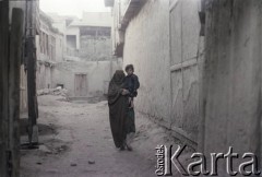1992, Kabul, prowincja Kabul, Afganistan.
Kobieta w burce niesie na rękach dziecko.
Fot. Irena Jarosińska, zbiory Ośrodka KARTA