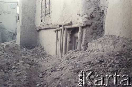 1992, Kabul, prowincja Kabul, Afganistan.
Wejście do domu.
Fot. Irena Jarosińska, zbiory Ośrodka KARTA