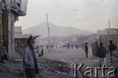 1992, Kabul, prowincja Kabul, Afganistan.
Kabul przed zmierzchem. Widok na ulicę i domy. Na horyzoncie otaczające miasto Wzgórza Asmai.
Fot. Irena Jarosińska, zbiory Ośrodka KARTA