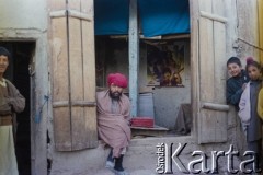 1992, Kabul, prowincja Kabul, Afganistan.
Sprzedawca tkanin przy wejściu do swojego sklepu. Mężczyzna ma na głowie tradycyjne miejscowe nakrycie głowi - turban zwony longi.
Fot. Irena Jarosińska, zbiory Ośrodka KARTA