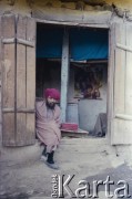 1992, Kabul, prowincja Kabul, Afganistan.
Sprzedawca tkanin przy wejściu do swojego sklepu. Mężczyzna ma na głowie tradycyjne miejscowe nakrycie głowi - turban zwony longi.
Fot. Irena Jarosińska, zbiory Ośrodka KARTA