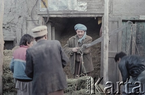 1992, Kabul, prowincja Kabul, Afganistan.
Na targu ulicznym. Sprzedawca waży paszę dla zwierząt.
Fot. Irena Jarosińska, zbiory Ośrodka KARTA