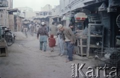 1992, Kabul, prowincja Kabul, Afganistan.
Kramy na ulicznym bazarze. Stosika sprzedawców ptaków ozdobnych i klatek dla ptaków wzdłuż Kafrosh Street, nazywanej Ptasią Ulicą.
Fot. Irena Jarosińska, zbiory Ośrodka KARTA