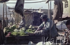 1992, Kabul, prowincja Kabul, Afganistan.
Na targu - stoiska z warzywami.
Fot. Irena Jarosińska, zbiory Ośrodka KARTA