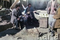 1992, Kabul, prowincja Kabul, Afganistan.
Na targu. Sprzedawcy i kupujący podczas rozmowy.
Fot. Irena Jarosińska, zbiory Ośrodka KARTA