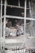 1992, Kabul, prowincja Kabul, Afganistan.
Sprzedaż chleba z ulicznego kramu.
Fot. Irena Jarosińska, zbiory Ośrodka KARTA