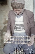1992, Kabul, prowincja Kabul, Afganistan.
Uliczny sprzedawca klatek dla ptaków podczas pracy.
Fot. Irena Jarosińska, zbiory Ośrodka KARTA