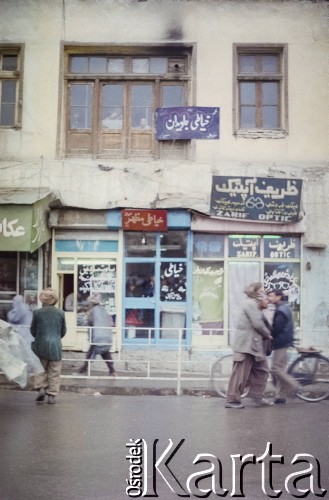 1992, Kabul, prowincja Kabul, Afganistan.
Witryny i szyldy sklepów przy jednej z ulic miasta.
Fot. Irena Jarosińska, zbiory Ośrodka KARTA