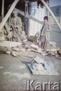 1992, Kabul, prowincja Kabul, Afganistan.
Sprzedawcy drewna.
Fot. Irena Jarosińska, zbiory Ośrodka KARTA