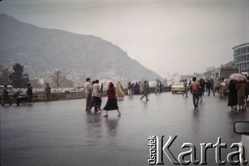 1992, Kabul, prowincja Kabul, Afganistan.
Ulica w centrum miasta przy bulwarach na rzeką Kabul.
Fot. Irena Jarosińska, zbiory Ośrodka KARTA