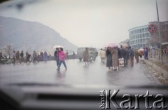 1992, Kabul, prowincja Kabul, Afganistan.
Ulica w centrum miast przy bulwarach na rzeką Kabul.
Fot. Irena Jarosińska, zbiory Ośrodka KARTA