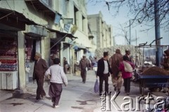 1992, Kabul, prowincja Kabul, Afganistan.
Sklepy i uliczne stoiska przy jednej z ulic.
Fot. Irena Jarosińska, zbiory Ośrodka KARTA