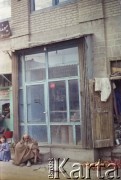 1992, Kabul, prowincja Kabul, Afganistan.
Uliczny handel. Sprzedawca przy swoim stoisku. 
Fot. Irena Jarosińska, zbiory Ośrodka KARTA