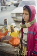 1992, Kabul, prowincja Kabul, Afganistan.
Chłopiec przy ulicznym stoisku w przyprawami.
Fot. Irena Jarosińska, zbiory Ośrodka KARTA