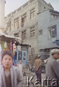 1992, Kabul, prowincja Kabul, Afganistan.
Przechodnie na ulicy. Na parterach domów sklepy i warsztaty.
Fot. Irena Jarosińska, zbiory Ośrodka KARTA