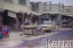 1992, Kabul, prowincja Kabul, Afganistan.
Stragany i sklepy na targu.
Fot. Irena Jarosińska, zbiory Ośrodka KARTA