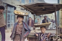 1992, Kabul, prowincja Kabul, Afganistan.
Dzieci sprzedają chleb na ulicy.
Fot. Irena Jarosińska, zbiory Ośrodka KARTA
