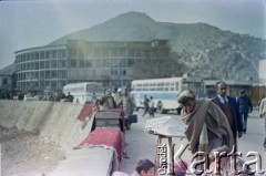 1992, Kabul, prowincja Kabul, Afganistan.
Targ Mandawi (Mandai) w centrum miasta nad brzegami rzeki Kabul. Stoiska ulicznych sprzedawców nad rzeką. W tle Wzgórza Asmai z Górą Telewizyjną (TV Mountain).
Fot. Irena Jarosińska, zbiory Ośrodka KARTA