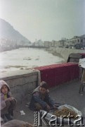 1992, Kabul, prowincja Kabul, Afganistan.
Targ Mandawi (Mandai). Dzieci sprzedają susz na jednym z ulicznych stoisk nad brzegami rzeki Kabul. W oddali widoczny most oraz wieże meczetu Shah-Do Shamshira (Meczet Króla Dwóch Mieczy)
Fot. Irena Jarosińska, zbiory Ośrodka KARTA