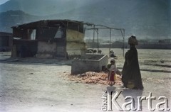 1992, Kabul, prowincja Kabul, Afganistan.
Kobieta z małą dziewczynką idą drogą na przedmieściach miasta.
Fot. Irena Jarosińska, zbiory Ośrodka KARTA