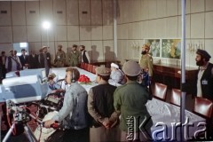 1992, Kabul, prowincja Kabul, Afganistan.
Konferencja prasowa afgańskiego polityka i przywódcy Sibghatullaha Modżaddediego (w białym turbanie). Od 28 kwietnia do 28 czerwca 1992 Modżaddedi pełnił funkcję tymczasowego prezydenta Afganistanu. Objął urząd po wycofaniu się wojsk radzieckich z Afganistanu, wkroczeniu  mudżahedinów do Kabulu i upadku wspieranych przez Sowietów komunistycznych rządów prezydenta Mohammada Nadżibullaha.
Fot. Irena Jarosińska, zbiory Ośrodka KARTA