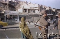 1992, Kabul, prowincja Kabul, Afganistan.
Kobieta w burce oraz patrol wojskowy na ulicy miasta. 
Fot. Irena Jarosińska, zbiory Ośrodka KARTA