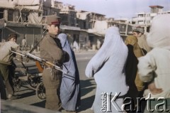 1992, Kabul, prowincja Kabul, Afganistan.
Wojskowy pełniący patrol oraz przechodnie na ulicy miasta. 
Fot. Irena Jarosińska, zbiory Ośrodka KARTA