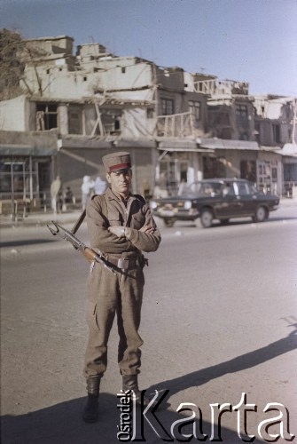 1992, Kabul, prowincja Kabul, Afganistan.
Wojskowy pełniący patrol na ulica miasta.
Fot. Irena Jarosińska, zbiory Ośrodka KARTA