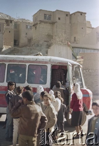1992, Kabul, prowincja Kabul, Afganistan.
Pasażerowie wsiadają do autobusu.
Fot. Irena Jarosińska, zbiory Ośrodka KARTA