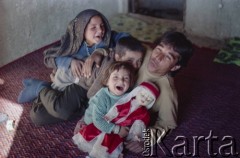 1992, Kabul, prowincja Kabul, Afganistan.
Ojciec bawi się z dziećmi w domu.
Fot. Irena Jarosińska, zbiory Ośrodka KARTA
