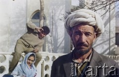 1992, Kabul, prowincja Kabul, Afganistan.
Portret mężczyzny w turbanie. Na dalszym planie chłopak i dziewczyna.
Fot. Irena Jarosińska, zbiory Ośrodka KARTA