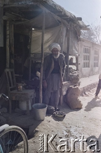 1992, Kabul, prowincja Kabul, Afganistan.
Starszy mężczyzna stoi przed wejściem do swojego domu.
Fot. Irena Jarosińska, zbiory Ośrodka KARTA