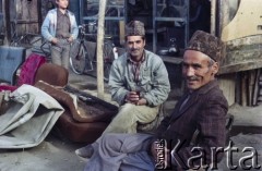 1992, Kabul, prowincja Kabul, Afganistan.
Dwaj mężczyźni odpoczywają na podwórzu rozmawiając przy herbacie. Mężczyźni noszą tradycyjne miejscowe czapki wykonane z wełny karakułów.
Fot. Irena Jarosińska, zbiory Ośrodka KARTA
