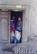 1992, Kabul, prowincja Kabul, Afganistan.
Rodzina w progu domu.
Fot. Irena Jarosińska, zbiory Ośrodka KARTA