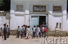 1992, Kabul, prowincja Kabul, Afganistan.
Grupy mężczyzn przed wejściem do budynku.
Fot. Irena Jarosińska, zbiory Ośrodka KARTA